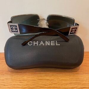 CHANEL Vintage Interlocking CC black gradient sunglasses with crystal detail.